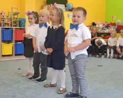 dzieci i nauczyciele podczas uroczystości zakończenia roku szkolnego