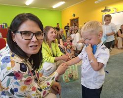 dzieci i nauczyciele podczas uroczystości zakończenia roku szkolnego