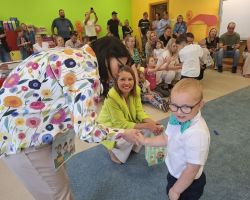 dzieci i nauczyciele podczas uroczystości zakończenia roku szkolnego