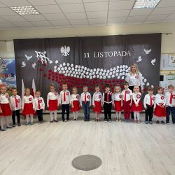 zdjęcie przedstawiające dzieci i nauczycieliśpiewających Hymn Polski