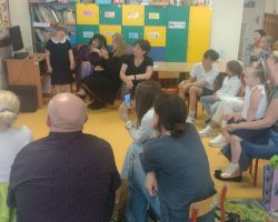 dzieci i nauczyciele podczas uroczystości zakończenia roku szkolnego