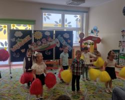 dzieci i nauczyciele podczas uroczystości zakończenia roku szkolnego