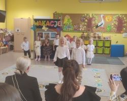 dzieci i nauczyciele podczas uroczystości zakończenia roku szkolnego