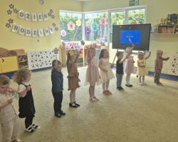 dzieci i rodzice podczas obchodów Dnia Rodziny