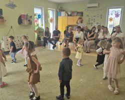 dzieci i rodzice podczas obchodów Dnia Rodziny