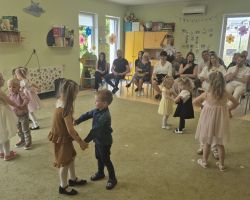 dzieci i rodzice podczas obchodów Dnia Rodziny