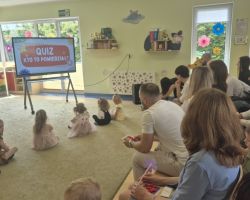 dzieci i rodzice podczas obchodów Dnia Rodziny