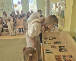 dzieci i rodzice podczas obchodów Dnia Rodziny