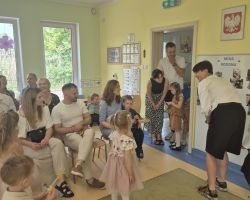 dzieci i rodzice podczas obchodów Dnia Rodziny