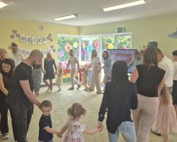 dzieci i rodzice podczas obchodów Dnia Rodziny