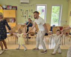 dzieci i rodzice podczas obchodów Dnia Rodziny