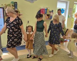 dzieci i rodzice podczas obchodów Dnia Rodziny