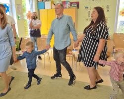 dzieci i rodzice podczas obchodów Dnia Rodziny