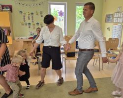 dzieci i rodzice podczas obchodów Dnia Rodziny