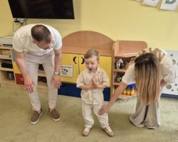 dzieci i rodzice podczas obchodów Dnia Rodziny