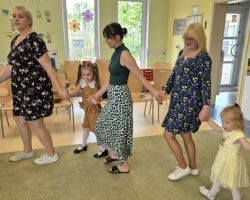 dzieci i rodzice podczas obchodów Dnia Rodziny