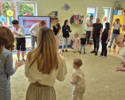 dzieci i rodzice podczas obchodów Dnia Rodziny