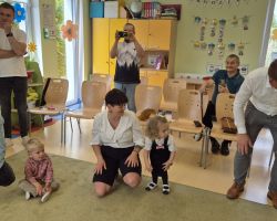 dzieci i rodzice podczas obchodów Dnia Rodziny