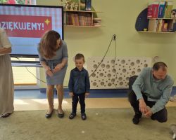 dzieci i rodzice podczas obchodów Dnia Rodziny