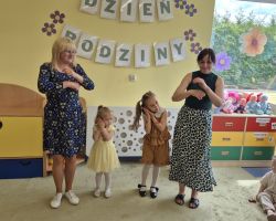 dzieci i rodzice podczas obchodów Dnia Rodziny