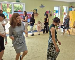 dzieci i rodzice podczas obchodów Dnia Rodziny