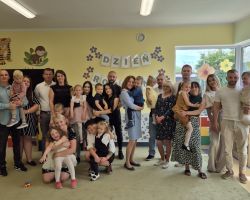 dzieci i rodzice podczas obchodów Dnia Rodziny