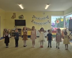 dzieci i rodzice podczas obchodów Dnia Rodziny