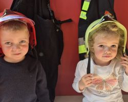 dzieci i dorośli podczas wycieczki do straży pożarnej