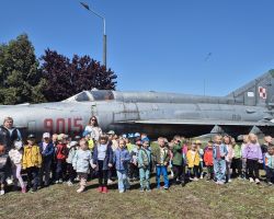 dzieci i dorośli podczas wycieczki do straży pożarnej