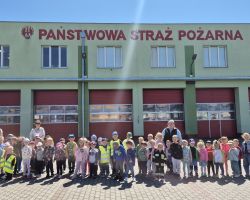 dzieci i dorośli podczas wycieczki do straży pożarnej