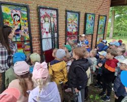 zdjęcia dzieci i dorosłych podczas wycieczki do skłudzewa