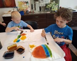 zdjęcia dzieci i dorosłych podczas wycieczki do skłudzewa