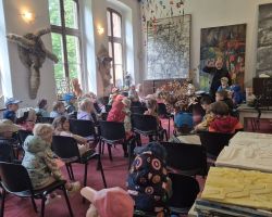 zdjęcia dzieci i dorosłych podczas wycieczki do skłudzewa