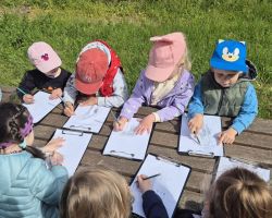 zdjęcia dzieci i dorosłych podczas wycieczki do skłudzewa