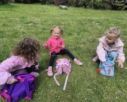 zdjęcia dzieci i dorosłych podczas wycieczki do skłudzewa