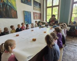 zdjęcia dzieci i dorosłych podczas wycieczki do skłudzewa