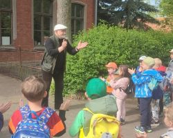 zdjęcia dzieci i dorosłych podczas wycieczki do skłudzewa