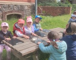 zdjęcia dzieci i dorosłych podczas wycieczki do skłudzewa