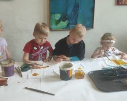 zdjęcia dzieci i dorosłych podczas wycieczki do skłudzewa