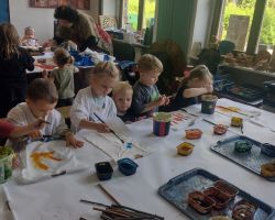 zdjęcia dzieci i dorosłych podczas wycieczki do skłudzewa