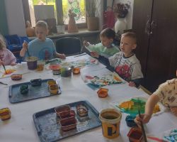 zdjęcia dzieci i dorosłych podczas wycieczki do skłudzewa