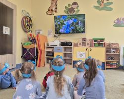 dzieci podczas obchodów dnia polskiej niezapominajki