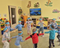 dzieci podczas obchodów dnia polskiej niezapominajki