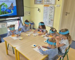 dzieci podczas obchodów dnia polskiej niezapominajki