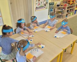 dzieci podczas obchodów dnia polskiej niezapominajki