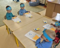 dzieci podczas obchodów dnia polskiej niezapominajki