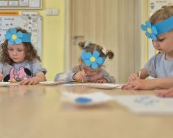 dzieci podczas obchodów dnia polskiej niezapominajki