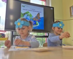 dzieci podczas obchodów dnia polskiej niezapominajki