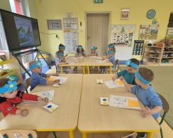 dzieci podczas obchodów dnia polskiej niezapominajki