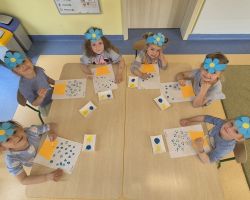 dzieci podczas obchodów dnia polskiej niezapominajki